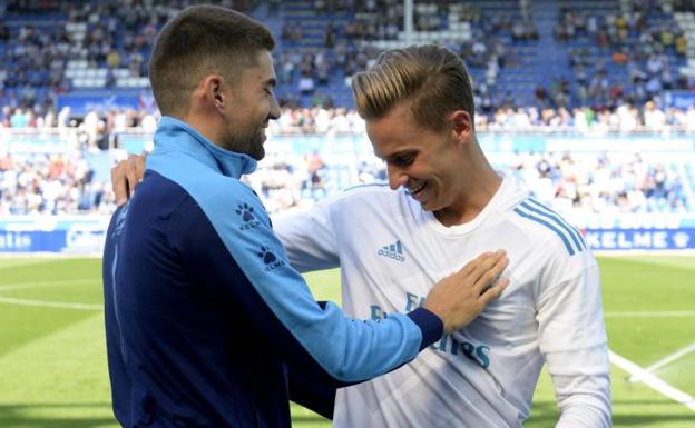 Marcos Llorente saluda a Enzo Zidane durante el Alavés-Real Madrid. 