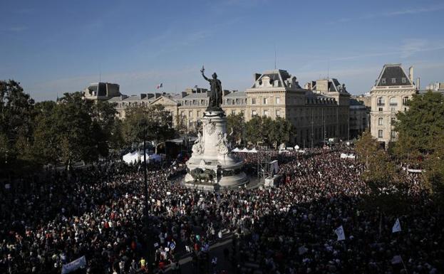 Miles de personas protestan en la Plaza de la República en París.