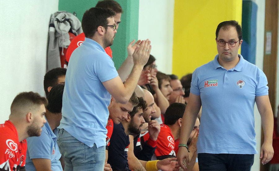 Dani Gordo camina pensativo durante un partido del Balonmano Nava.