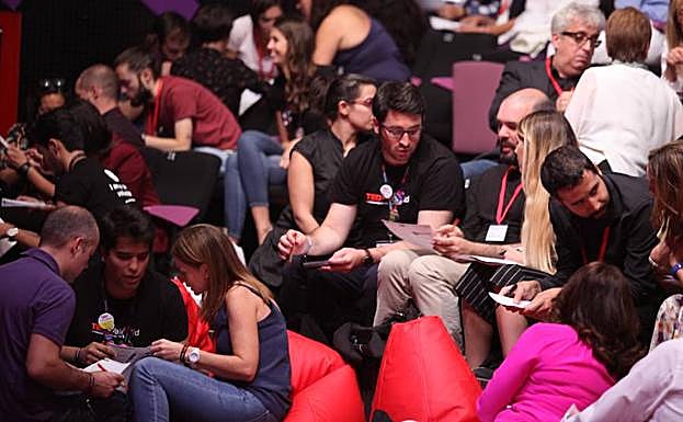 El público, en grupo, debate los dilemas morales de Sigman.