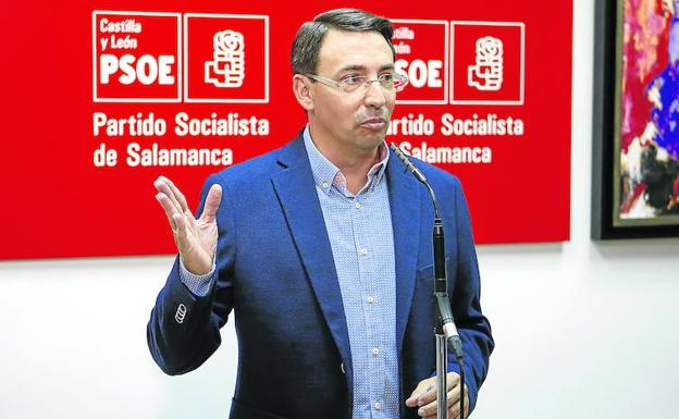 El secretario provincial del PSOE de Salamanca, Fernando Pablos, durante su comparecencia de ayer. 