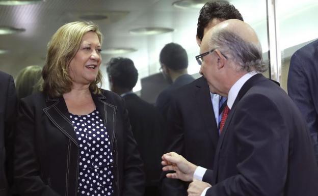 La consejera Pilar del Olmo y el ministro Cristóbal Montoro en un Consejo de Política Fiscal y Financiera.
