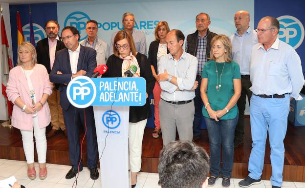 La presidenta de la Diputación de Palencia, rodeada de alcaldes del PP de la provincia. 