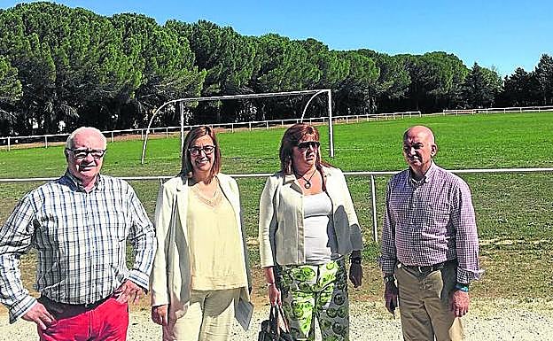 La presidenta de la Diputación (segunda por la izquierda), en el nuevo espacio deportivo de Villoldo. 