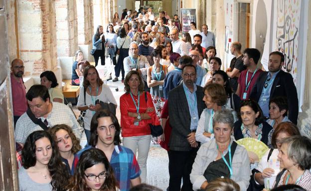 Colas para entrar en uno de los debates del Hay Festival celebrados estos días. 