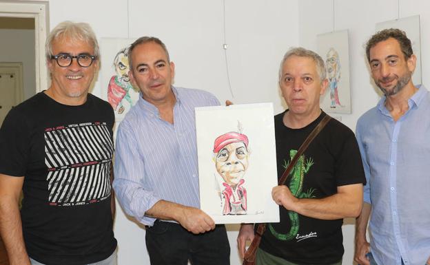 Los actores Carlos Tapia (izquierda), Isaac Bravo y Luis Miguel García (derecha) arropan al caricaturista Miguel Asensio, que sostiene una de sus creaciones con este último. 