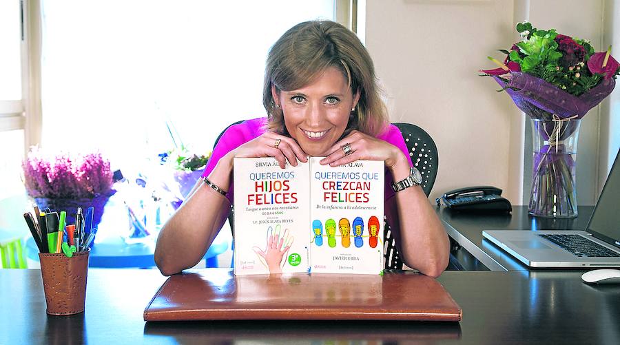 La psicóloga Silvia Álava posa con dos de sus libros