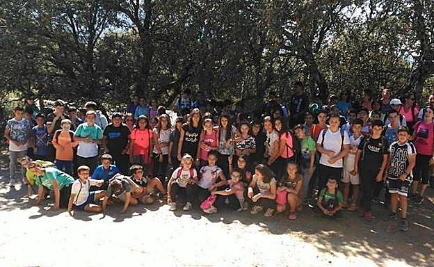 Alumnos de primero de Secundaria del IES Vía de la Plata que ayer participaron en una jornada de convivencia en la Sierra de Tonda. 