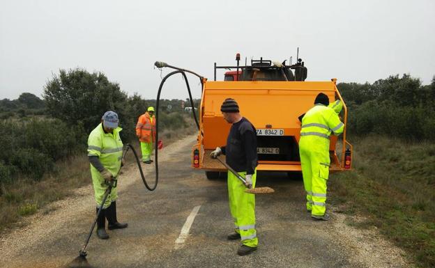 Trabajos de bacheo en una carretera de la provincia de Zamora.