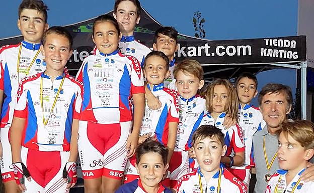 Pedro Delgado, con algunos de los corredores del 53x13..