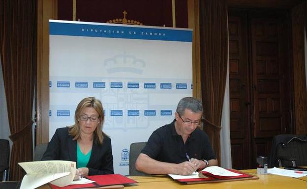 La presidenta de la Diputación de Zamora y el alcalde de Castromil, durante la firma del convenio.