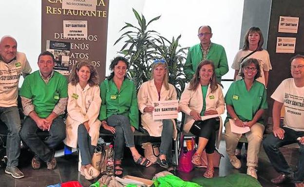 Grupo de profesionales sanitarios no asistenciales, concentrados en el hall del edificio de la Junta en Salamanca. 