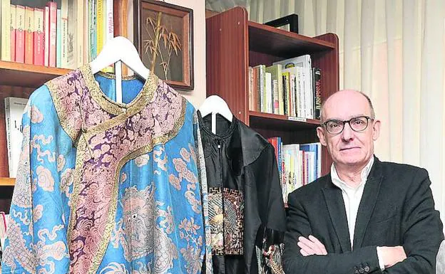 Peter Llobell Fernández, ayer, junto a un traje típico de China que decora la sede palentina del Secretariado de Misiones. 