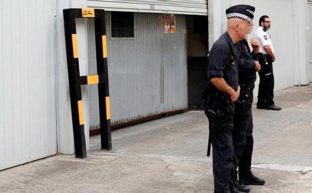 Agentes de la Guardia Urbana, custodiando las urnas.