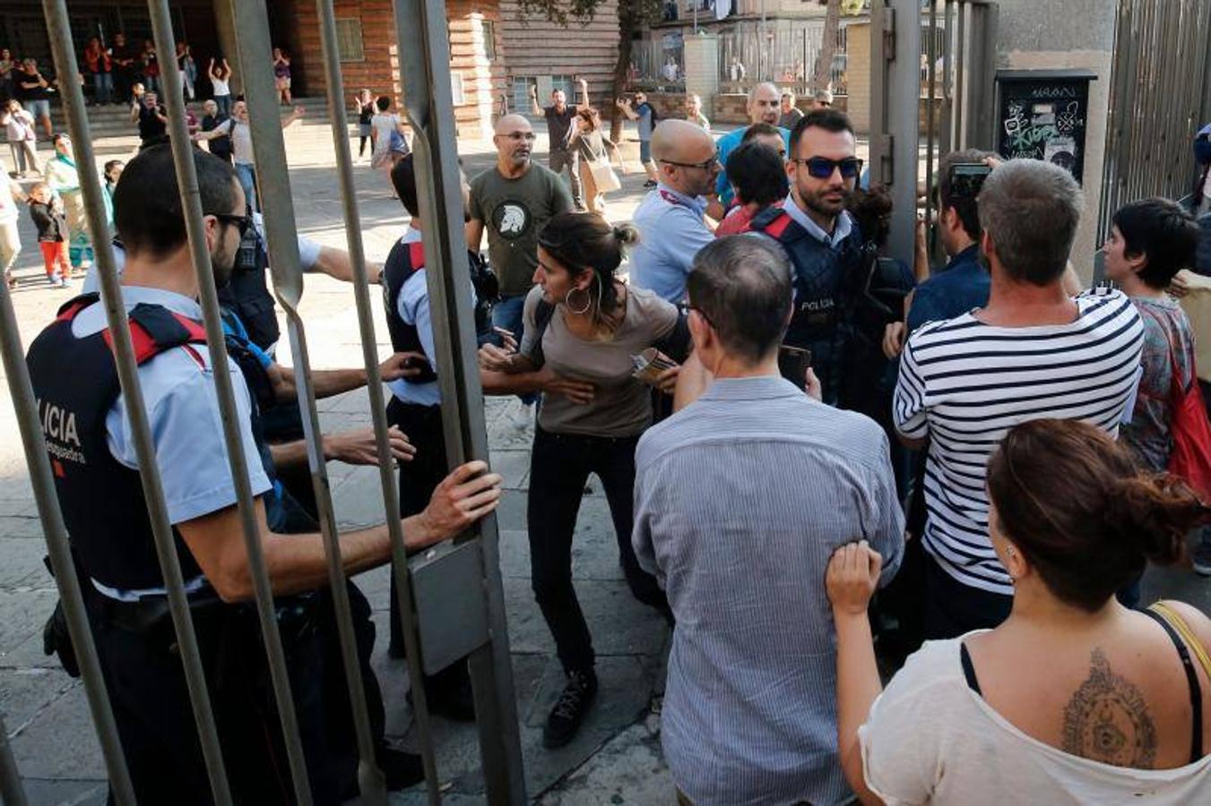 Varias personas han accedido a dos centros educativos del centro de Barcelona