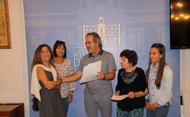 El alcalde de Zamora, Francisco Guarido, junto a descendientes de dos represaliados por el franquismo. 