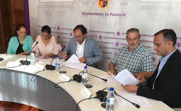 Los representantes de las asociaciones firman el convenio junto al Alcalde y al concejal de Asuntos Sociales. 