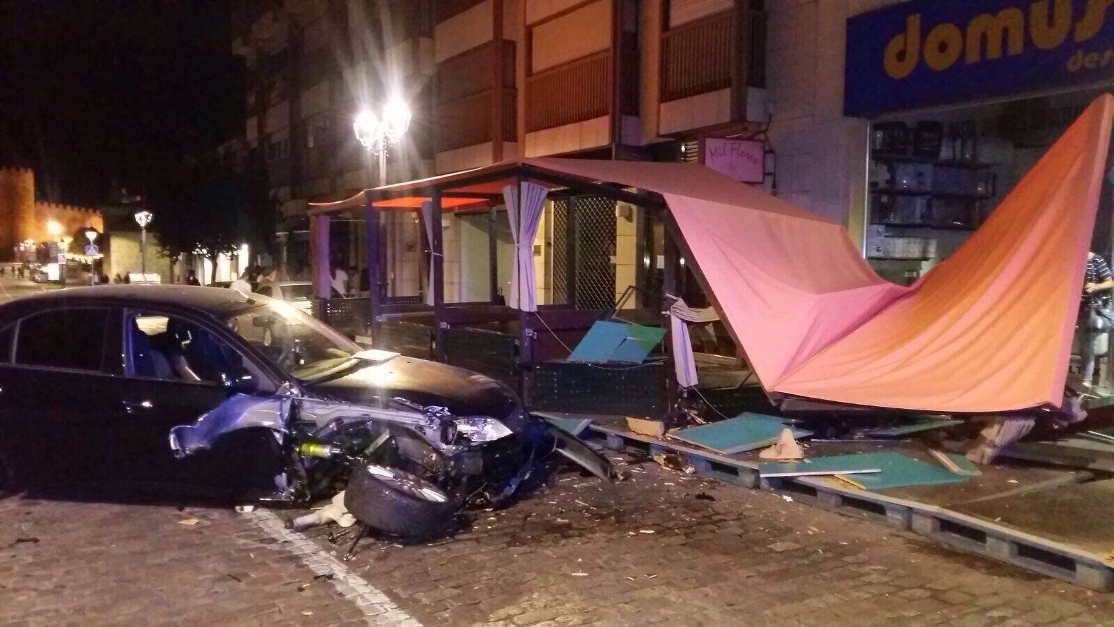 Empotra su coche contra una discoteca en Ávila