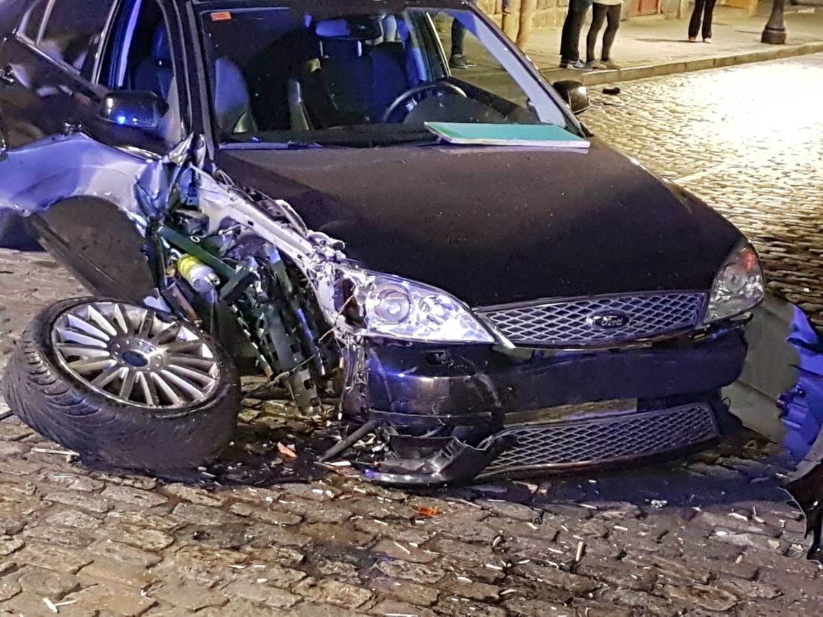 Empotra su coche contra una discoteca en Ávila