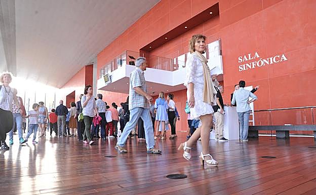 La gente acudió en masa al auditorio en la tarde de ayer. 