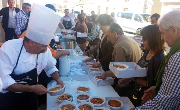 Asistentes a la comida popular en la primera edición del evento, el año pasado. 