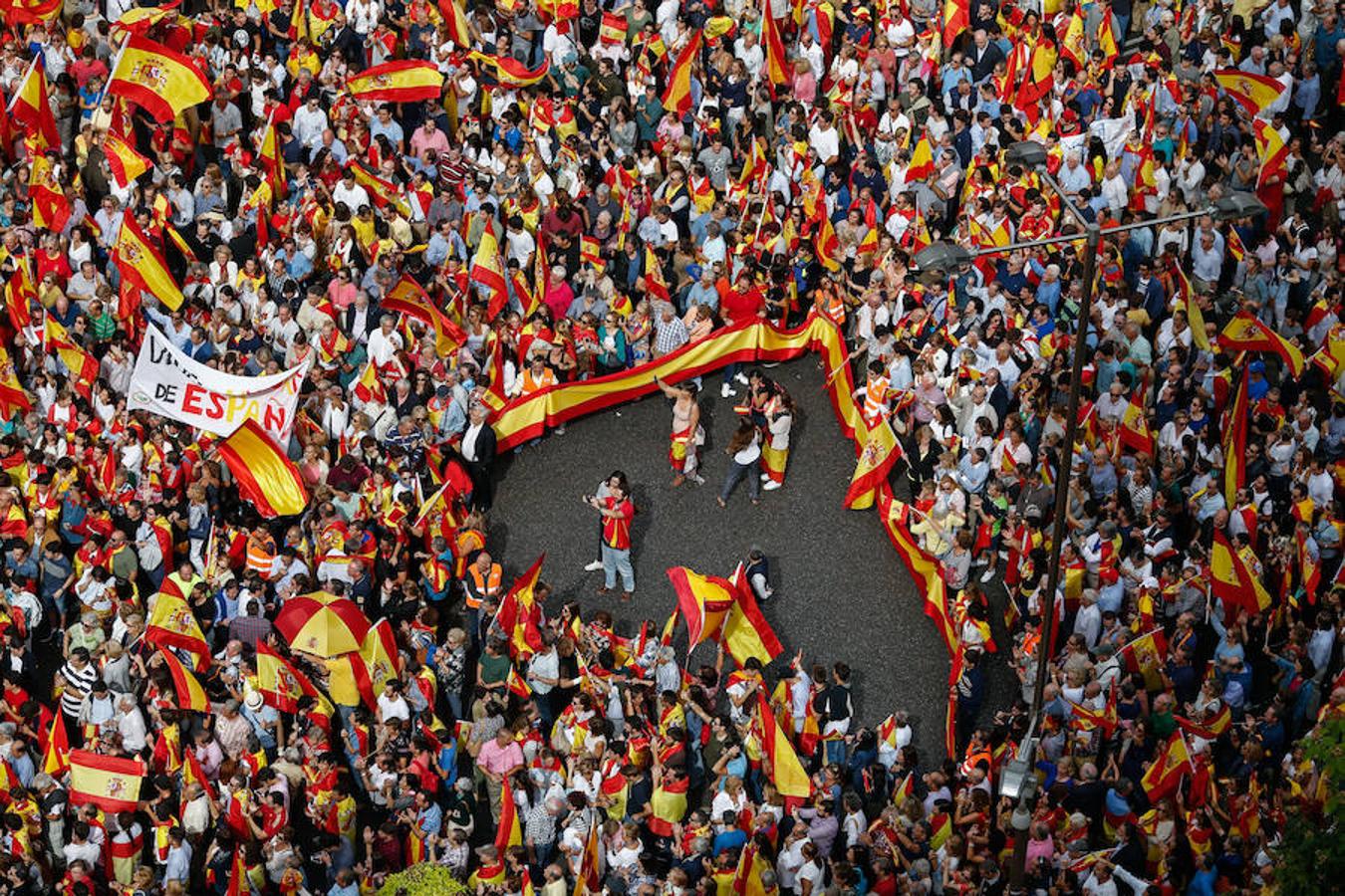 Miles de personas se han manifestado en Madrid contra el 1-O.