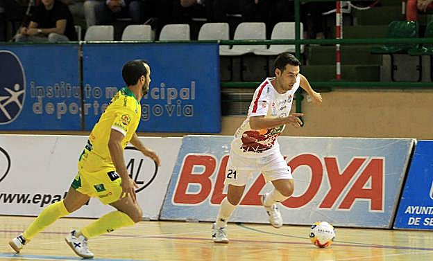 Sergio avanza con el balón controlado.