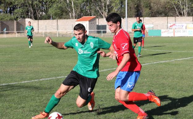 Un jugador del Villamuriel disputa un balón esta temporada. 