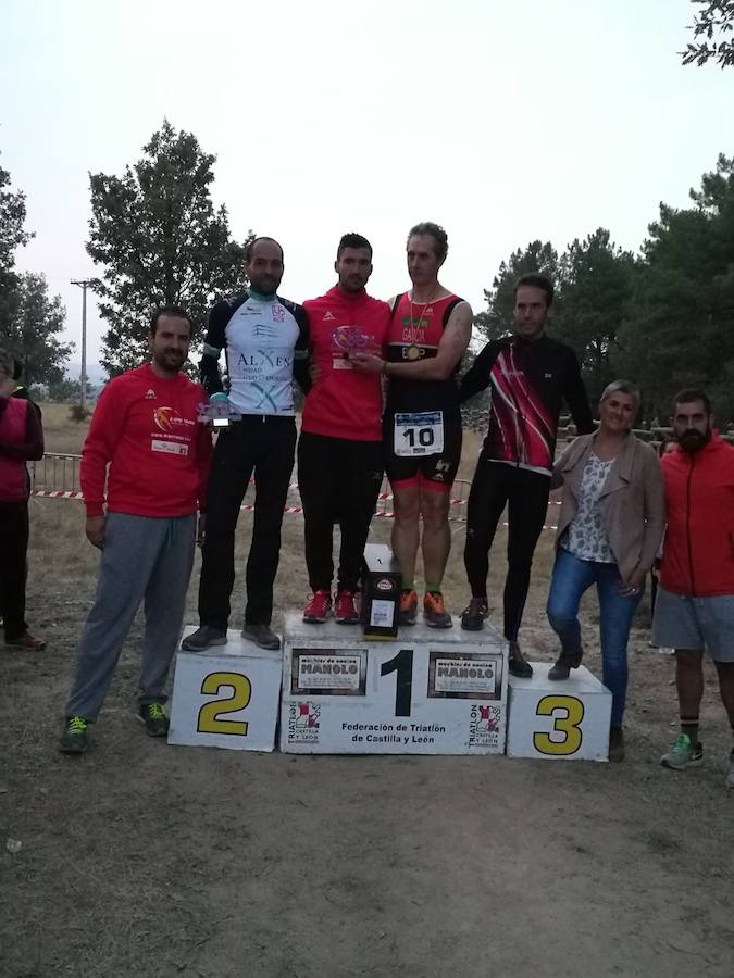 Rubén Andrés posa flanqueado por sus adversarios. 