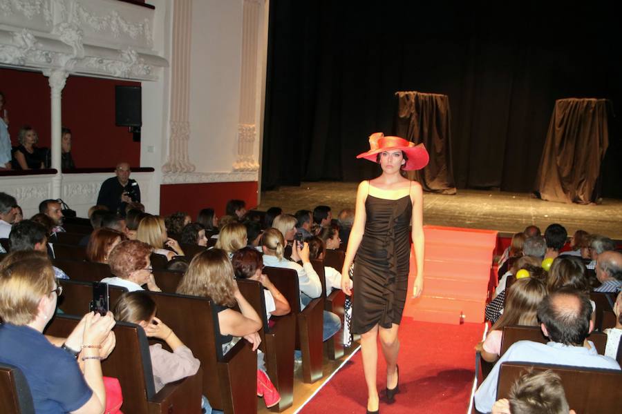 Una gala organizada por la Asociación Palentina con el Pueblo Saharaui que este año ha llegado a su décima edición y que congregó a centenares de palentinos en el Teatro Principal