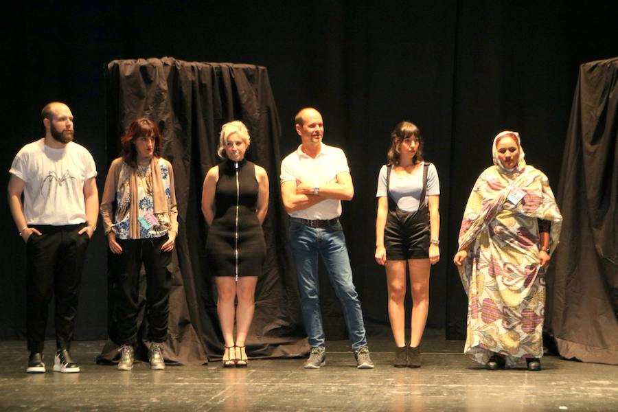 Una gala organizada por la Asociación Palentina con el Pueblo Saharaui que este año ha llegado a su décima edición y que congregó a centenares de palentinos en el Teatro Principal