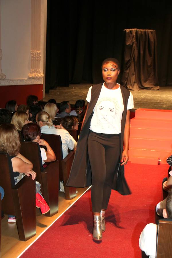 Una gala organizada por la Asociación Palentina con el Pueblo Saharaui que este año ha llegado a su décima edición y que congregó a centenares de palentinos en el Teatro Principal
