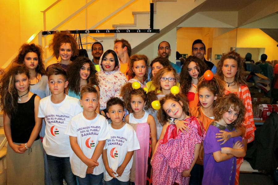 Una gala organizada por la Asociación Palentina con el Pueblo Saharaui que este año ha llegado a su décima edición y que congregó a centenares de palentinos en el Teatro Principal