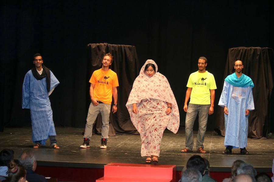 Una gala organizada por la Asociación Palentina con el Pueblo Saharaui que este año ha llegado a su décima edición y que congregó a centenares de palentinos en el Teatro Principal