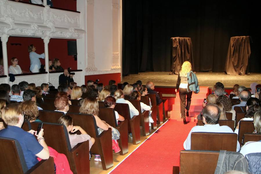 Una gala organizada por la Asociación Palentina con el Pueblo Saharaui que este año ha llegado a su décima edición y que congregó a centenares de palentinos en el Teatro Principal