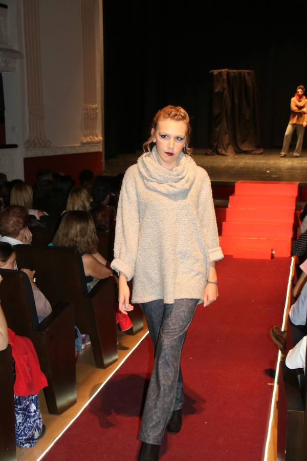Una gala organizada por la Asociación Palentina con el Pueblo Saharaui que este año ha llegado a su décima edición y que congregó a centenares de palentinos en el Teatro Principal