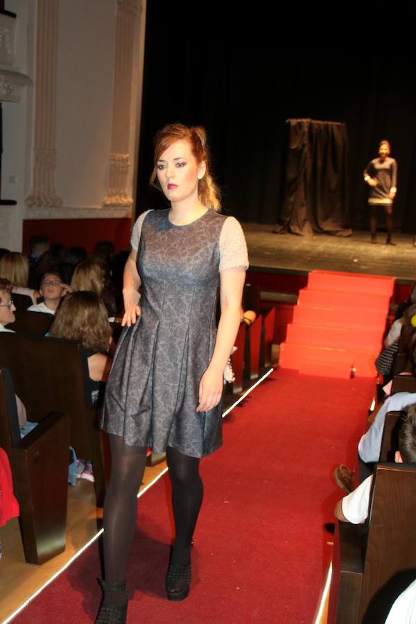 Una gala organizada por la Asociación Palentina con el Pueblo Saharaui que este año ha llegado a su décima edición y que congregó a centenares de palentinos en el Teatro Principal