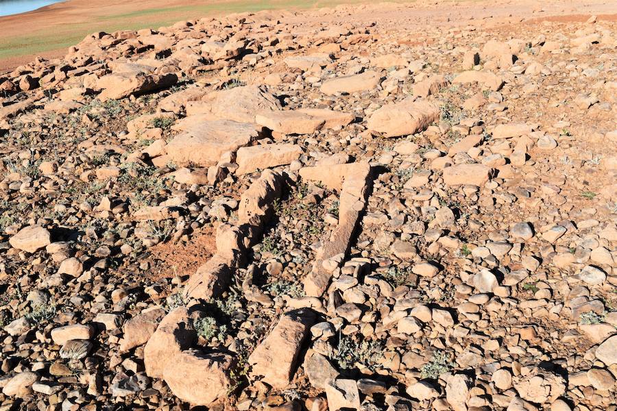 La disminución de las aguas del embalse permite que afloren piezas que van desde el jurásico al sigo XXI