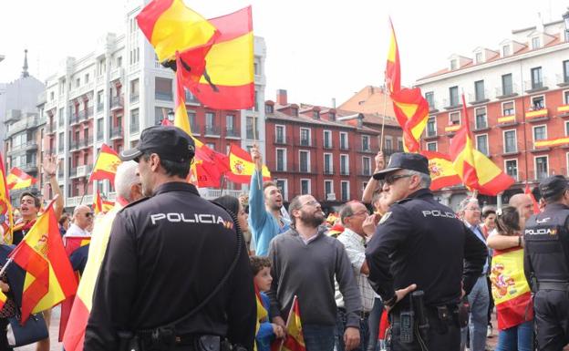 Efectivos policiales vigilan la protesta celebrada en la Plaza Mayor de Valladolid.