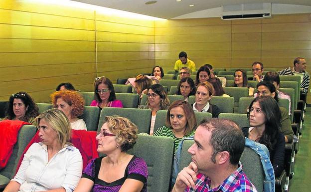 Reunión de afectados, en el Colegio de Médicos Valladolid. :: R. A.