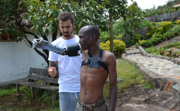 Imagen principal - Arriba, Guillermo coloca la prótesis completa de brazo en Kenia. Abajo, niños del orfanato aprenden el funcionamiento de las prótesis. A la derecha, la impresora Anet A8 con la que trabajó.