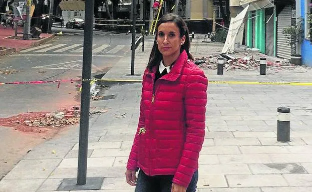 La palentina Patricia Manchón, delante de unos edificios dañados de La Condesa.