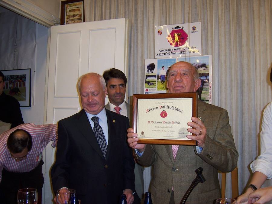 10.05.09 El ganadero recibe la placa de homenaje a su trayectoria de la peña artístico taurina Afición Vallisoletana.