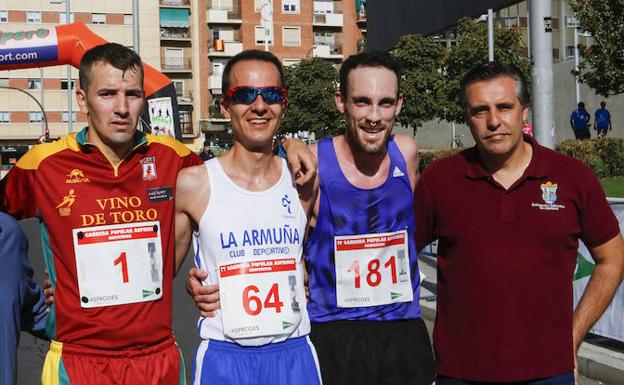 Casimiro Blanco, a la derecha, durante la carrera de Asprodes el pasado domingo en Salamanca. 