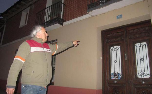 Salvador Fernández, alcalde de Palazuelos de Vedija, muestra la vivienda de Jose Bueno Catón, ganadero que contribuyó a formar el prestigioso hierro de Victorino Martín.