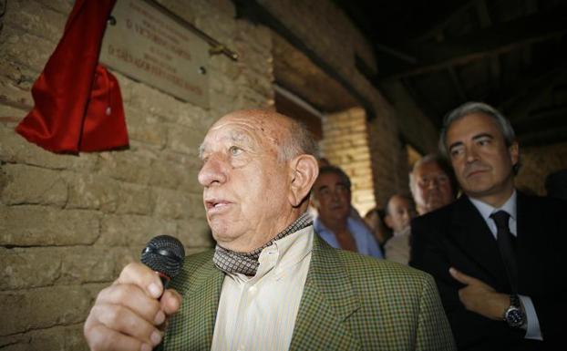 El ganadero Victorino Martín apadrinó en noviembre de 2009 la apertura del Centro de Interpretación de la Vaca Enmaromada en Palazuelo de Vedija.