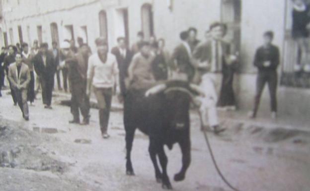 Un encierro de 'victorinos' celebrado a principios de los sesenta en Palazuelo de Vedija.