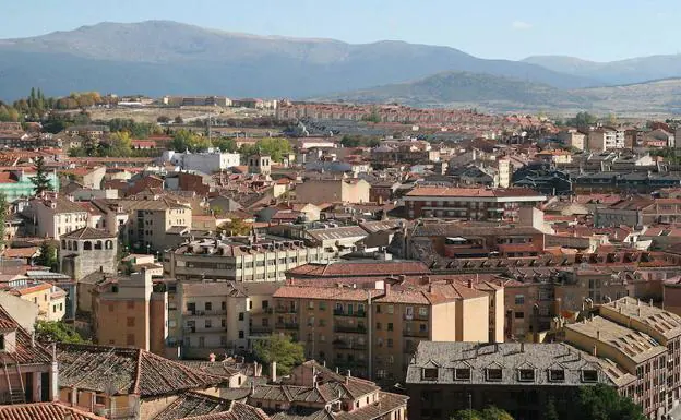 Vista panorámica de varios barrios de Segovia con la sierra al fondo. 
