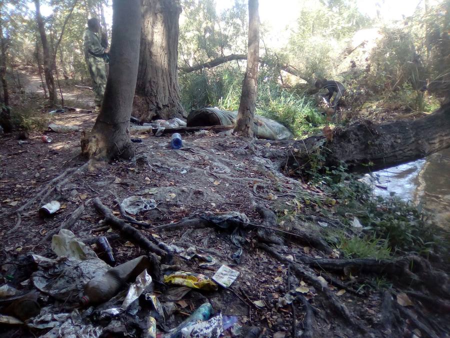 Voluntarios de Los Amigos del Pisuerga se encontraron desde colchones hasta ruedas y capazos de bebé durante las tareas