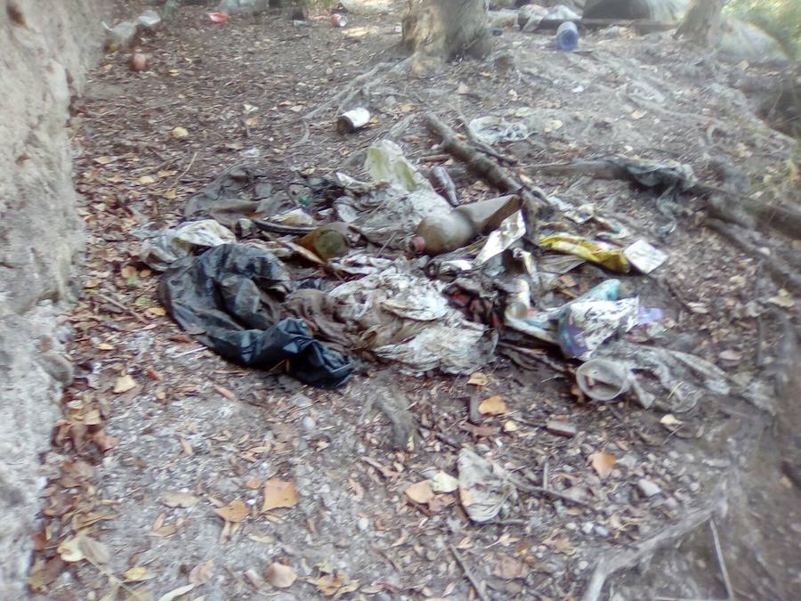 Voluntarios de Los Amigos del Pisuerga se encontraron desde colchones hasta ruedas y capazos de bebé durante las tareas